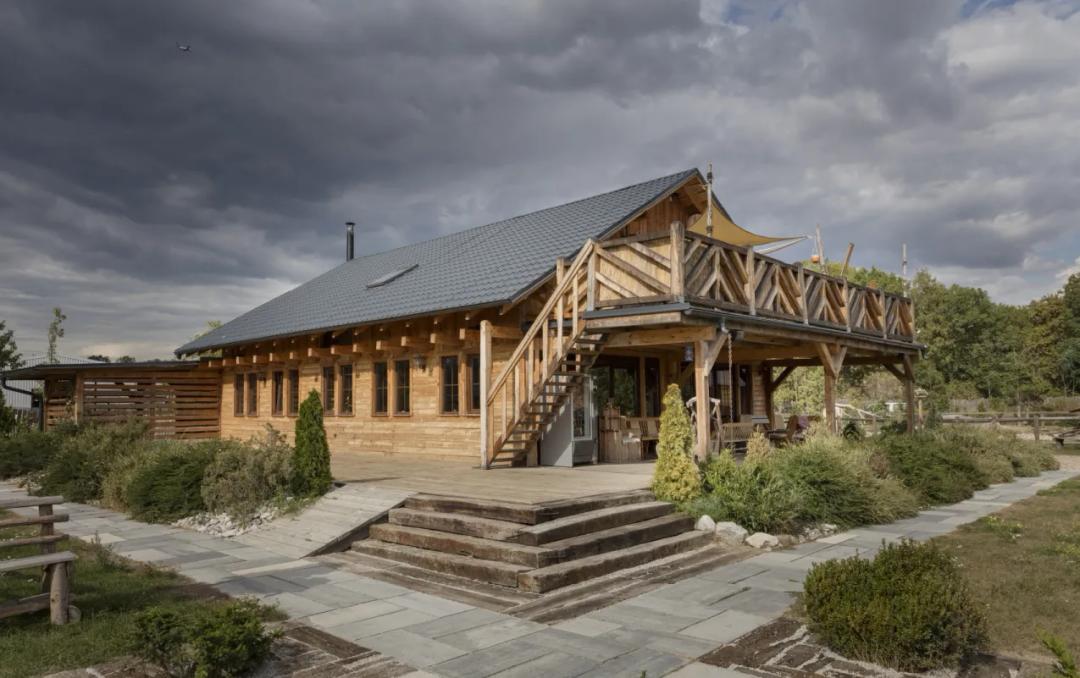 Lagani krovni pokrov UNI 1 antracit na objektu EL RANCHO